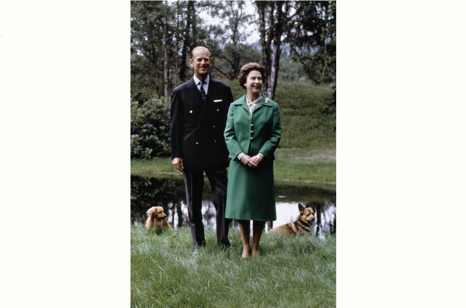A rainha Elizabeth II e o príncipe Philip, passeiam pelo parque do Palácio de Buckinghan, Londres. Anos 80. A rainha Elizabeth II e o príncipe Philip, passeiam pelo parque do Palácio de Buckinghan, Londres. Anos 80.