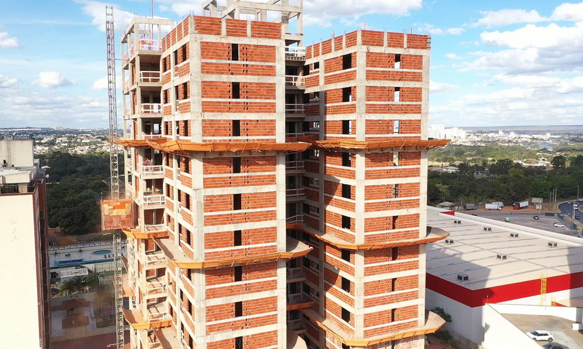 O lançamento de imóveis tem queda de 42%, em relação ao último trimestre de 2021