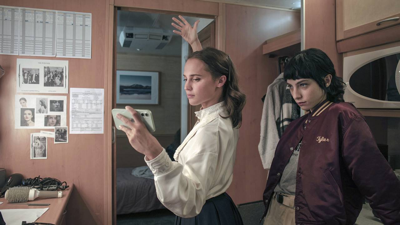 ESTRELA - Alicia Vikander na minissérie: de atriz frustrada aos becos parisienses -