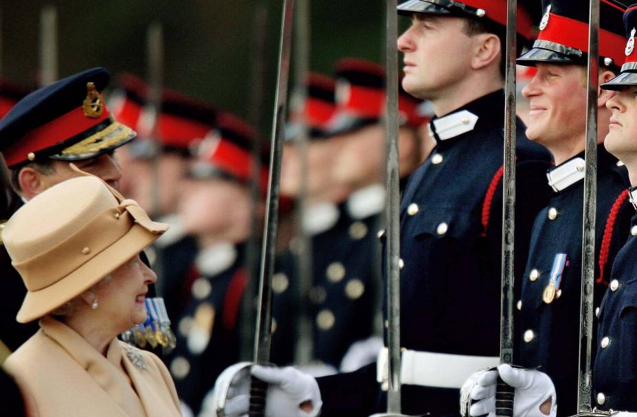 O príncipe britânico Harry, segundo da direita, e a rainha Elizabeth II, na Academia Militar Real em Sandhurst, Inglaterra, 12/04/2006. O príncipe britânico Harry, segundo da direita, e a rainha Elizabeth II, na Academia Militar Real em Sandhurst, Inglaterra, 12/04/2006.