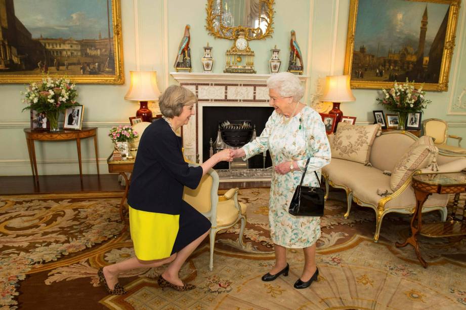 A rainha britânica Elizabeth II dá as boas-vindas a Theresa May no início de uma audiência no Palácio de Buckingham, onde a convidou para se tornar primeira-ministra, em Londres, em 13/07/2016. A rainha britânica Elizabeth II dá as boas-vindas a Theresa May no início de uma audiência no Palácio de Buckingham, onde a convidou para se tornar primeira-ministra, em Londres, em 13/07/2016.