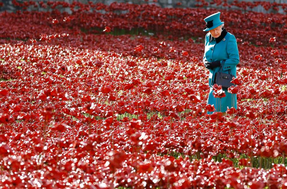 A rainha britânica Elizabeth II caminha por um campo de papoulas de cerâmica na Torre de Londres. 16/10/2019. A rainha britânica Elizabeth II caminha por um campo de papoulas de cerâmica na Torre de Londres. 16/10/2019.