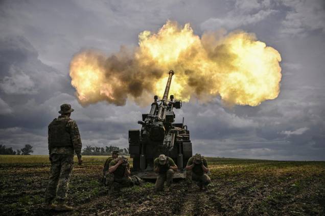 Militares ucranianos disparam com uma arma autopropulsora francesa de calibre 155 mm/52 Caesar contra posições russas em uma linha de frente na região leste ucraniana de Donbas em 15 de junho de 2022. Militares ucranianos disparam com uma arma autopropulsora francesa de calibre 155 mm/52 Caesar contra posições russas em uma linha de frente na região leste ucraniana de Donbas em 15 de junho de 2022.