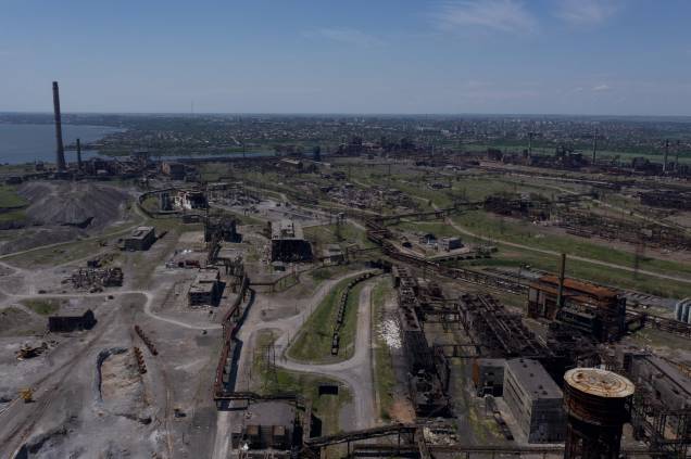 Vista geral das ruínas da siderúrgica Azovstal em Mariupol, em meio à ação militar russa em andamento na Ucrânia, em 13 de junho de 2022. Vista geral das ruínas da siderúrgica Azovstal em Mariupol, em meio à ação militar russa em andamento na Ucrânia, em 13 de junho de 2022.