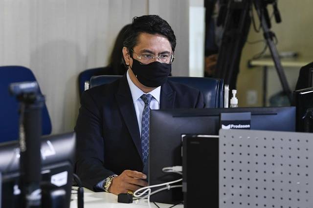 Alexandre Giordano Imagem mostra senador Alexandre Giordano de máscara, em frente a um computador