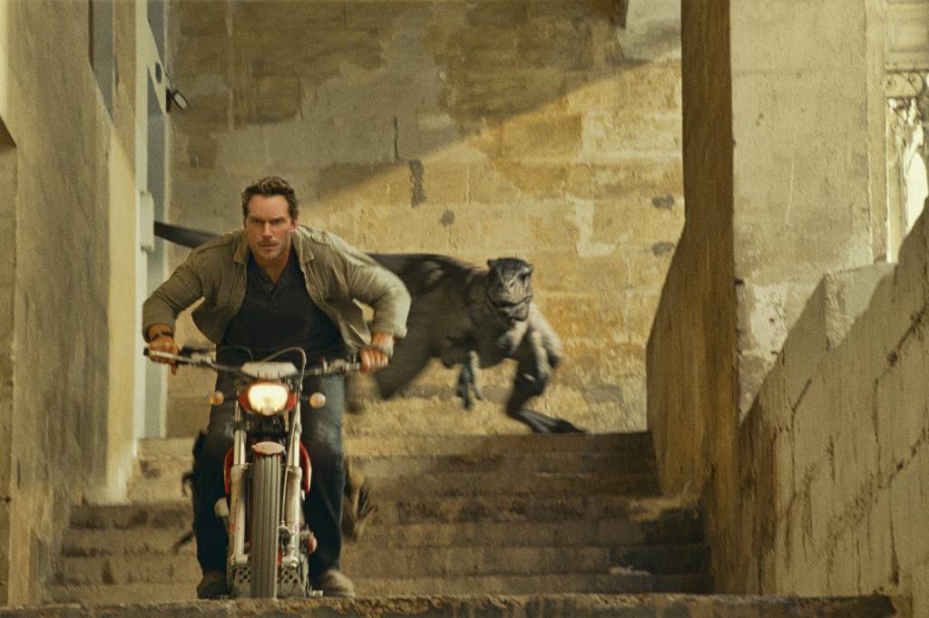 abre-2-dupla-2512_100_OM_0320_COMP_V1109353_g_r709.444048R.jpg PREDADORES Chris Pratt: o domador de dinossauros agora enfrenta os animais fora da segurança das jaulas -
