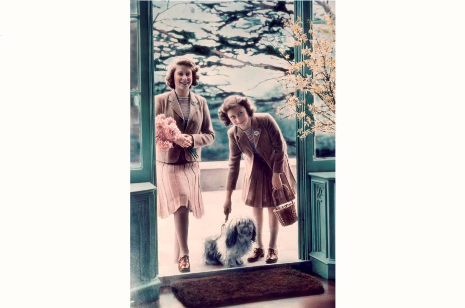 11/04/1942- Princesas Elizabeth e Margaret Rose (1930 - 2002) com um de seus cães do Royal Lodge, Windsor. 11/04/1942- Princesas Elizabeth e Margaret Rose (1930 - 2002) com um de seus cães do Royal Lodge, Windsor.