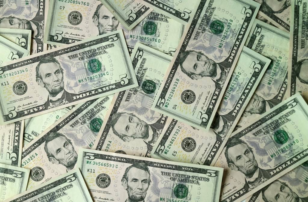 Brasil tem entrada de US$ 3,4 bilhões na semana, mas fluxo no ano segue negativo