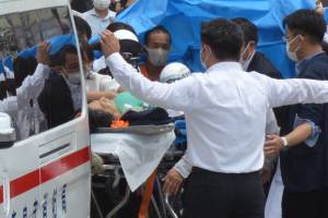JAPAN-POLITICS-ATTACK-ABE Former Japanese prime minister Shinzo Abe (C) is transported into an ambulance near Yamato Saidaiji Station after being shot in the city of Nara on July 8, 2022. - Shinzo Abe was shot at a campaign event on July 8, a government spokesman said, as local media reported the nation's longest-serving premier was showing no vital signs. (Photo by Yomiuri Shimbun / AFP) / Japan OUT / NO ARCHIVES