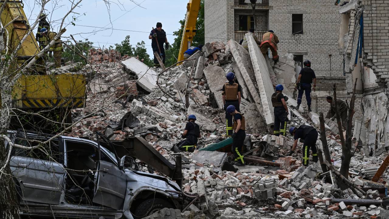 Equipes de resgate lutam para encontrar sobreviventes nos escombros de um prédio de cinco andares na cidade de Chasiv Yar, no leste da Ucrânia. 10/07/2022