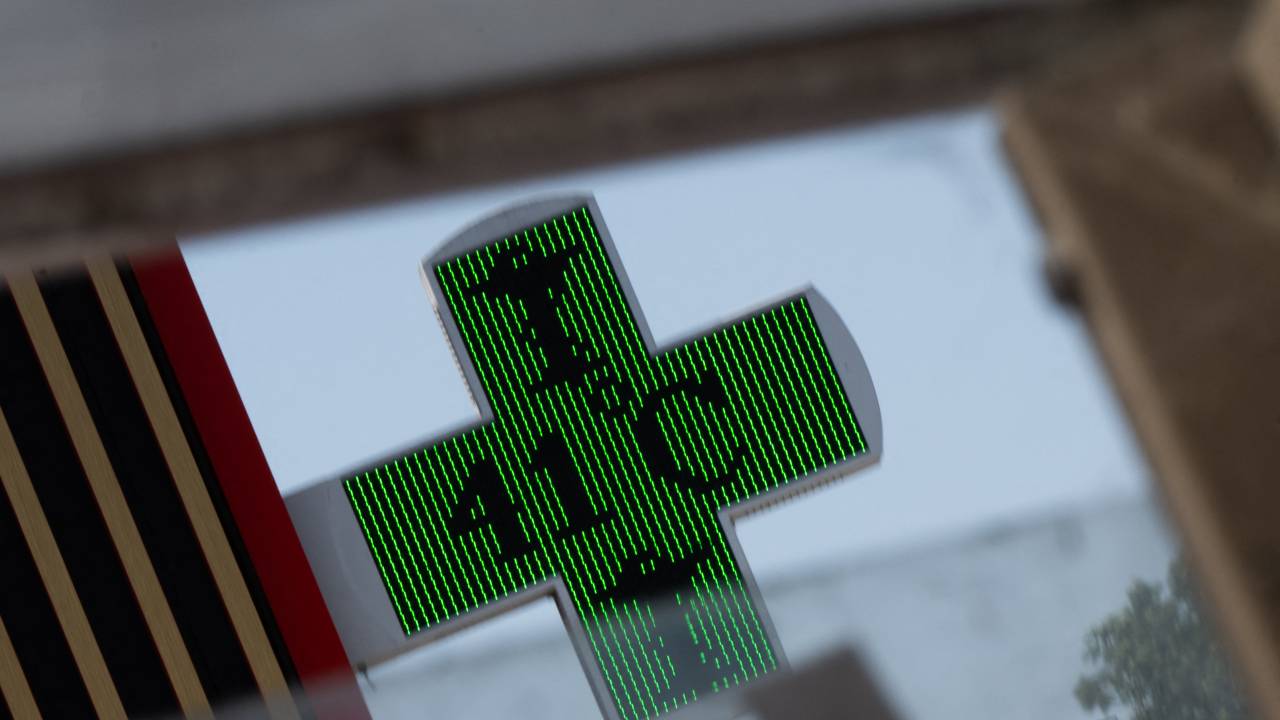 This photograph taken in Savenay, outside Nantes, on July 18, 2022 shows a pharmacy sign displaying the temperature of 41°C, as a heatwave hits France. - Fifteen departments, mostly on the western side of France, are placed under "red vigilance" as a heat wave hits the country and should reach its peak on July 18, 2022. (Photo by Loic VENANCE / AFP)