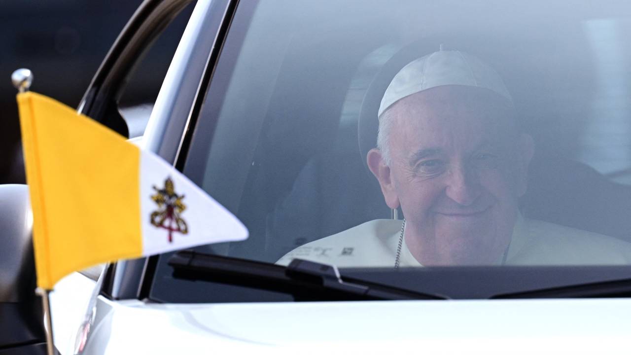 Papa Francisco chega à sua cerimônia de boas-vindas após desembarcar no Aeroporto Internacional de Edmonton, oeste do Canadá, em 24 de julho de 2022
