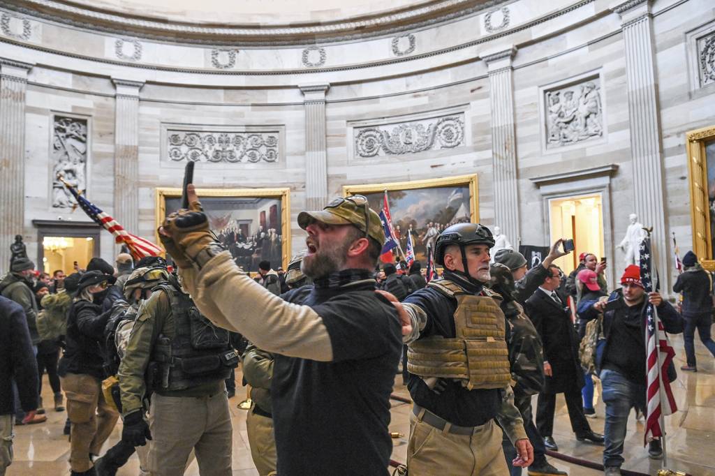 000_8YA6YK.jpg SINAL DE ALERTA - Manifestantes invadiram o Congresso americano depois da derrota de Trump: discurso semelhante -