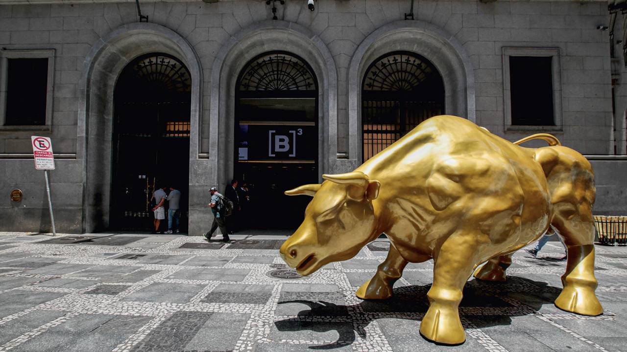 RISCO - Touro que enfeitou a bolsa paulista em 2021: a promessa de lucro fácil no mercado de capitais não se sustentou -