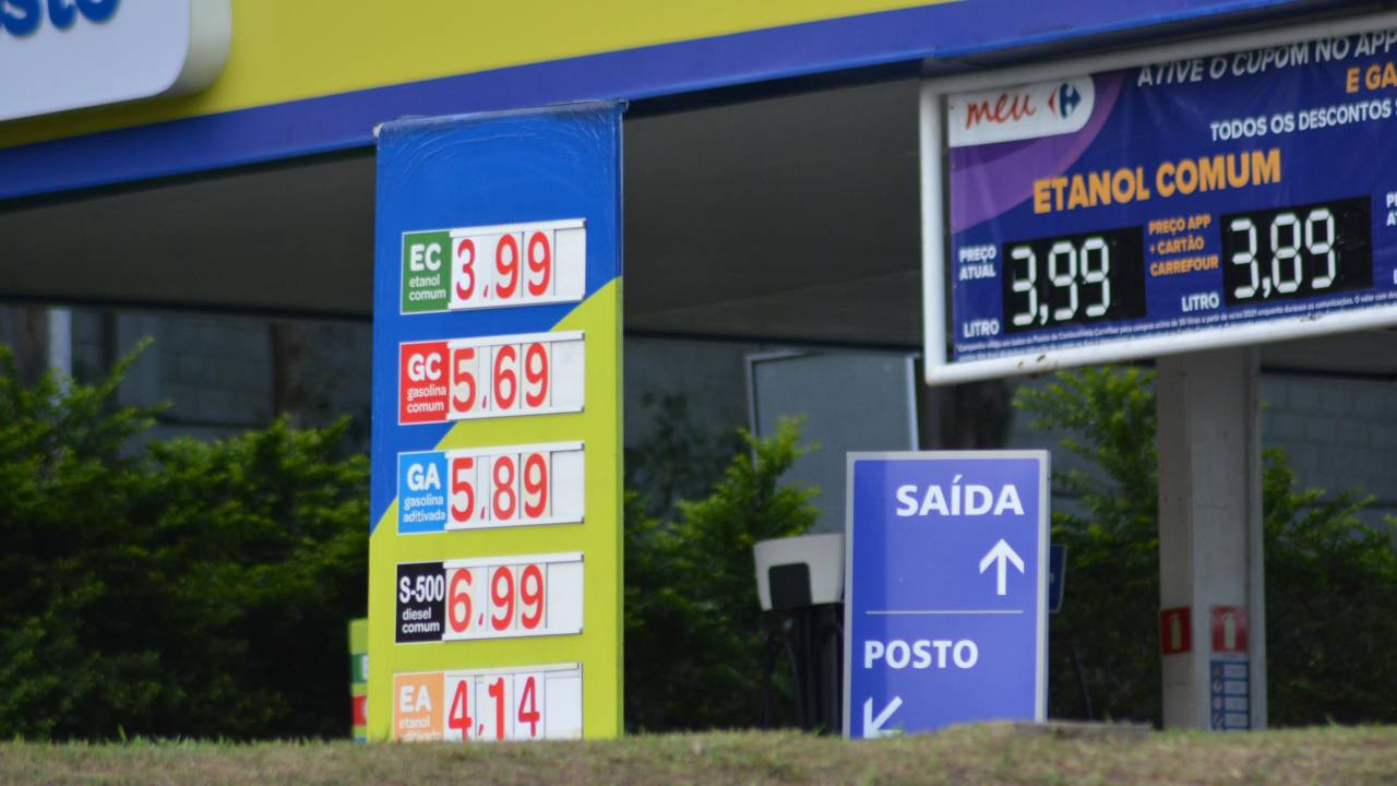vista da faixada de posto de gasolina da rede Carrefour, na cidade de Guarulhos, SP, nesta sexta-feira, 15. João Nogueira/Futura Press