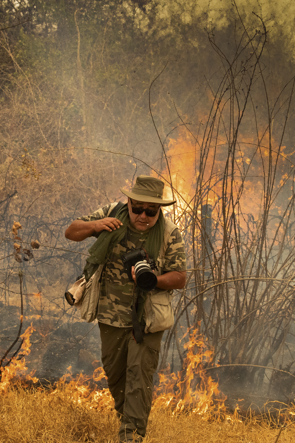 6-ARAQUEM-APA_(14_de_39).jpg EM AÇÃO - Araquém no Pantanal em chamas, em 2020: explorador do país -