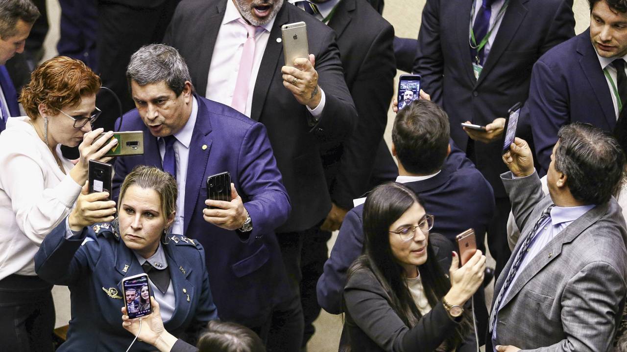 FALTOU CONTEÚDO - Bancada da selfie: muitos vídeos, fotos e polêmicas, mas nenhuma relevância para o país -