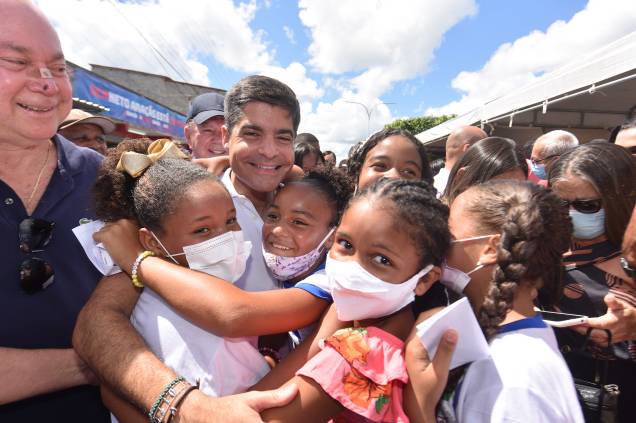 ACM Neto, candidato ao governo da Bahia pelo partido União Brasil, em campanha por municípios baianos, 05/2022. ACM Neto, candidato ao governo da Bahia pelo partido União Brasil, em campanha por municípios baianos, 05/2022.
