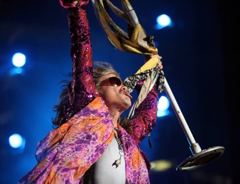 O vocalista Steven Tyler da banda americana Aerosmith se apresenta no Jockey Club Paraguay, em Assuncion, 26/10/2011.