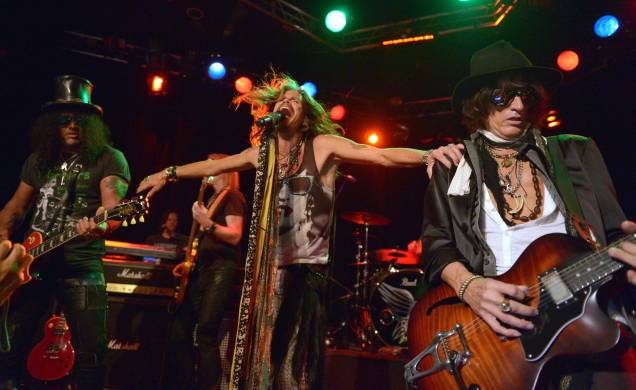 O guitarrista Slash, vocalista Steven Tyler e Joe Perry da banda americana Aerosmith, no Whisky A Go Go, em Los Angeles, 08/04/2014. O guitarrista Slash, vocalista Steven Tyler e Joe Perry da banda americana Aerosmith, no Whisky A Go Go, em Los Angeles, 08/04/2014.