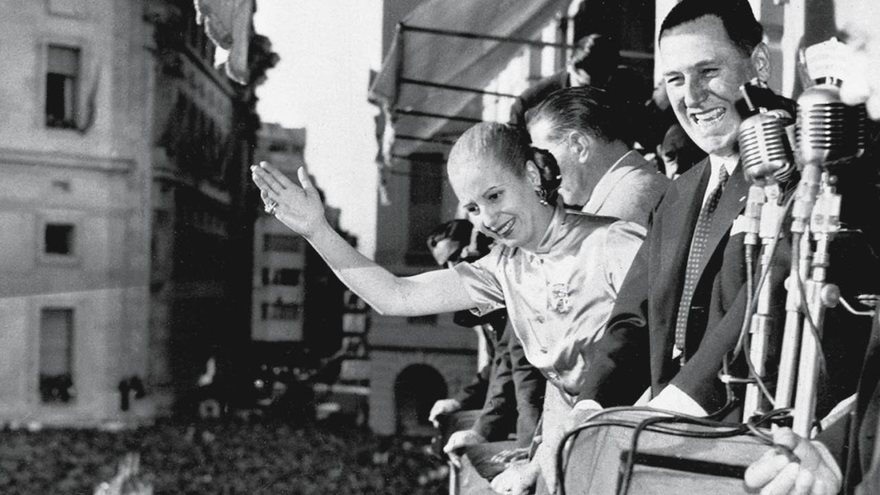 ÍDOLO POP - Eva e o marido, Perón, no auge da popularidade: a “mãe dos descamisados” era o maior trunfo do ditador -