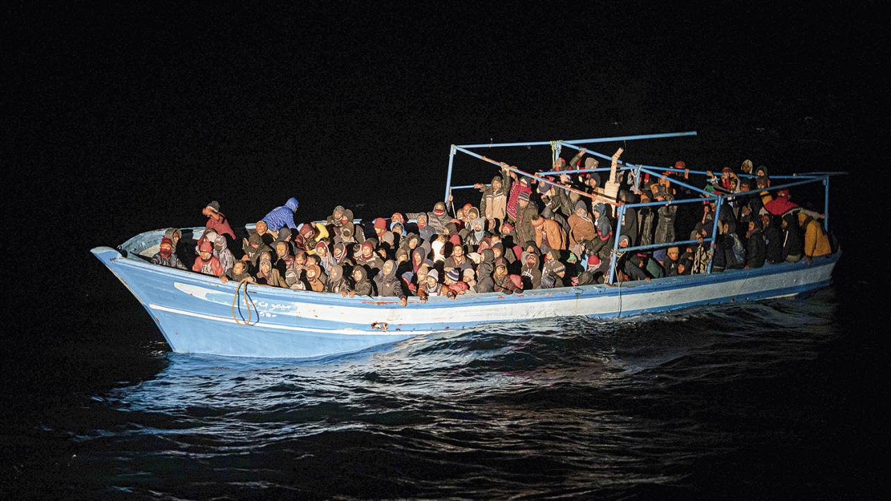 VIDAS EM RISCO - Mar Mediterrâneo: bote lotado de pessoas em busca de abrigo -