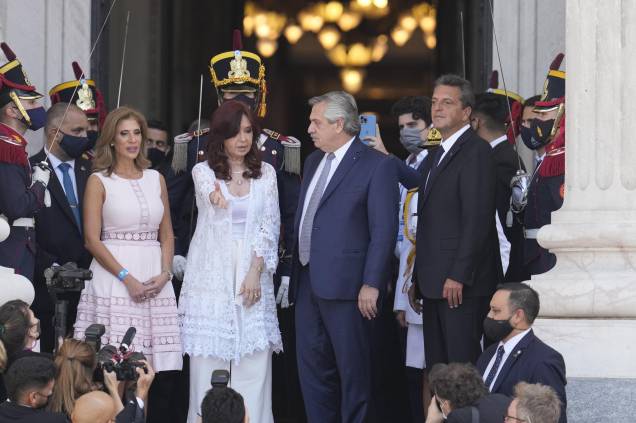 O presidente da Argentina, Alberto Fernández , junto com o presidente da Câmara de Deputados, Sergio Massa, a vice-presidente, Cristina Fernández de Kirchner e a senadora Claudia Ledesma na abertura de sessões do Congresso, em Buenos Aires, 06/2022. O presidente da Argentina, Alberto Fernández , junto com o presidente da Câmara de Deputados, Sergio Massa, a vice-presidente, Cristina Fernández de Kirchner e a senadora Claudia Ledesma na abertura de sessões do Congresso, em Buenos Aires, 06/2022.