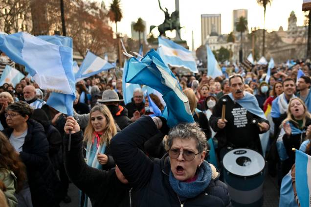 Opositores ao governo do presidente da Argentina, Alberto Fernandez, realizam um protesto em frente ao palácio presidencial Casa Rosada, em Buenos Aires, 09/07/2022. Opositores ao governo do presidente da Argentina, Alberto Fernandez, realizam um protesto em frente ao palácio presidencial Casa Rosada, em Buenos Aires, 09/07/2022.