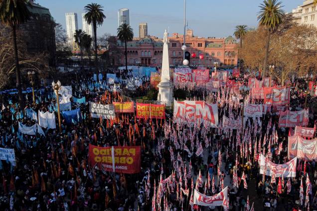 Opositores ao governo do presidente da Argentina, Alberto Fernandez, realizam um protesto em frente ao palácio presidencial Casa Rosada, em Buenos Aires, 09/07/2022. Opositores ao governo do presidente da Argentina, Alberto Fernandez, realizam um protesto em frente ao palácio presidencial Casa Rosada, em Buenos Aires, 09/07/2022.