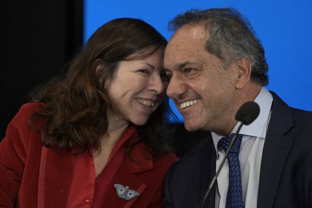 A Ministra da Economia da Argentina, Silvina Batakis e o Ministro do Desenvolvimento Produtivo, Daniel Scioli, conversam antes de uma coletiva de imprensa realizada no Ministério da Economia, em Buenos Aires, em 11/07/2022. A Ministra da Economia da Argentina, Silvina Batakis e o Ministro do Desenvolvimento Produtivo, Daniel Scioli, conversam antes de uma coletiva de imprensa realizada no Ministério da Economia, em Buenos Aires, em 11/07/2022.