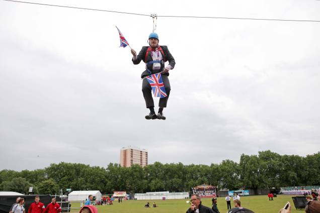 O então Prefeito de Londres Boris Johnson em uma tirolesa, no Victoria Park, Londres, em 01/08/2012. O então Prefeito de Londres Boris Johnson em uma tirolesa, no Victoria Park, Londres, em 01/08/2012.
