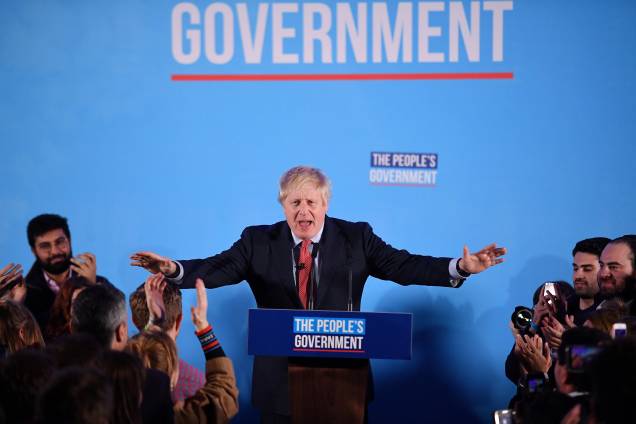 O primeiro-ministro britânico e líder do Partido Conservador, Boris Johnson, fala durante um evento de campanha para comemorar o resultado das eleições gerais, no centro de Londres, em 13/12/2019. O primeiro-ministro britânico e líder do Partido Conservador, Boris Johnson, fala durante um evento de campanha para comemorar o resultado das eleições gerais, no centro de Londres, em 13/12/2019.