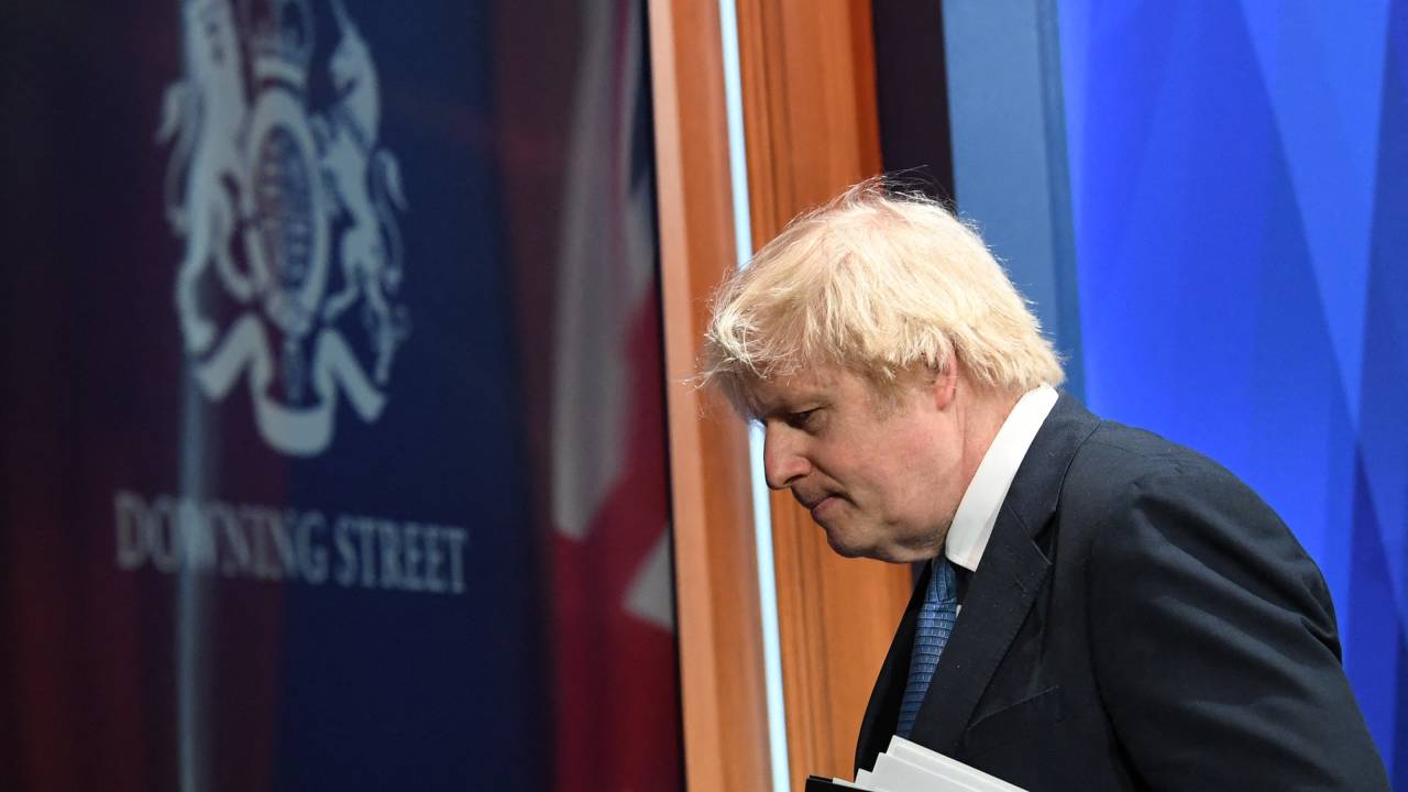 (FILES) In this file photo taken on April 05, 2021 Britain's Prime Minister Boris Johnson leaves after giving an update on the coronavirus Covid-19 pandemic during a virtual press conference inside the new Downing Street Briefing Room in central London. - Britain's finance minister Rishi Sunak and Health Minister Sajid Javid both on July 5, 2022, announced thier resignations, as Prime Minister Boris Johnson came under fire for his handling of a sleaze scandal involving a senior colleague. (Photo by Stefan Rousseau / POOL / AFP)