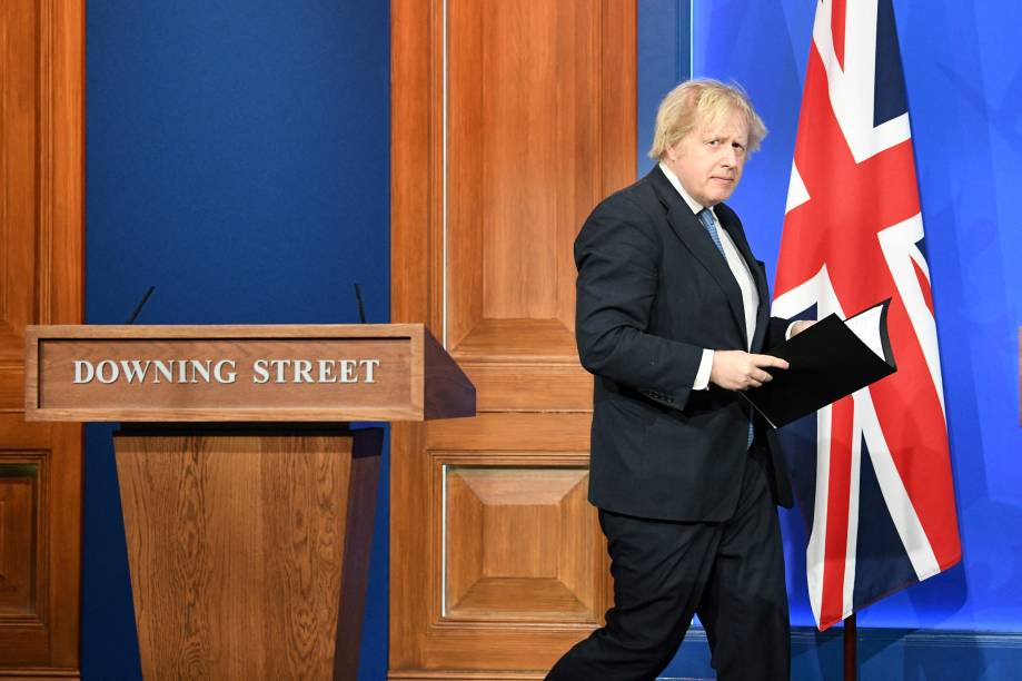 O primeiro-ministro Boris Johnson, encerra seu pronunciamento sobre coronavirus Covid-19, na 10 Downing Street, em 05/04/2021.