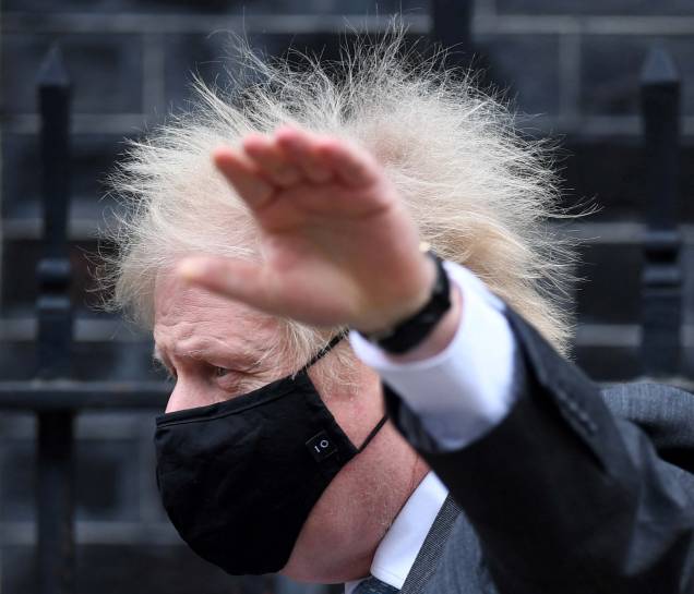 O primeiro-ministro da Grã-Bretanha, Boris Johnson, usando uma máscara, deixa a 10 Downing Street, no centro de Londres, em 10/02/2021. O primeiro-ministro da Grã-Bretanha, Boris Johnson, usando uma máscara, deixa a 10 Downing Street, no centro de Londres, em 10/02/2021.