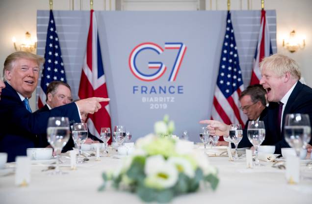 O presidente dos EUA, Donald Trump e o primeiro-ministro britânico, Boris Johnson, participam de um café da manhã de trabalho no Hotel du Palais, à margem da cúpula do G-7 em Biarritz, França, em 25/08/2019. O presidente dos EUA, Donald Trump e o primeiro-ministro britânico, Boris Johnson, participam de um café da manhã de trabalho no Hotel du Palais, à margem da cúpula do G-7 em Biarritz, França, em 25/08/2019.