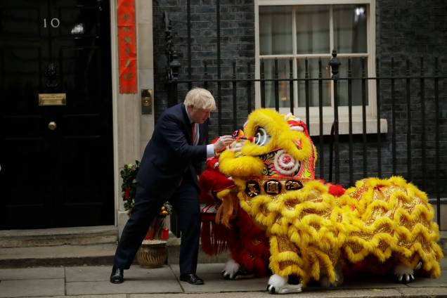 O primeiro ministro britânico Boris Johnson durante as celebrações do Ano Novo Chinês na 10 Downing Street, em Londres, 24/01/2020. O primeiro ministro britânico Boris Johnson durante as celebrações do Ano Novo Chinês na 10 Downing Street, em Londres, 24/01/2020.