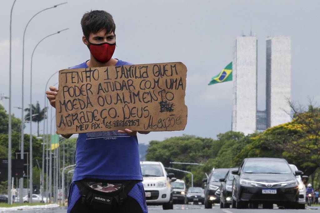 BRASILIA_CM_0324-copiar.jpg Homem pede ajuda para comer, em cena cada vez mais comum em Brasília. Cartazes do tipo viraram um símbolo da onda de fome no país -