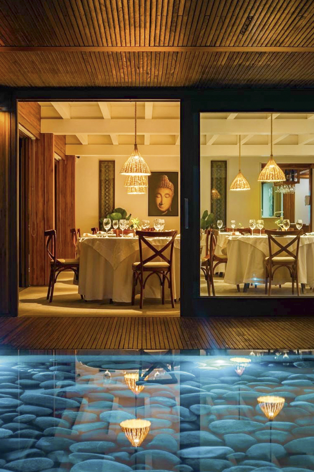 Banthai-2-copy.jpg BAN THAI - À beira do mar em Búzios, no Rio de Janeiro, o restaurante tem clima intimista e cardápio tailandês contemporâneo. Seus destaques são o rolinho de pato confit e as vieiras grelhadas com abóbora -