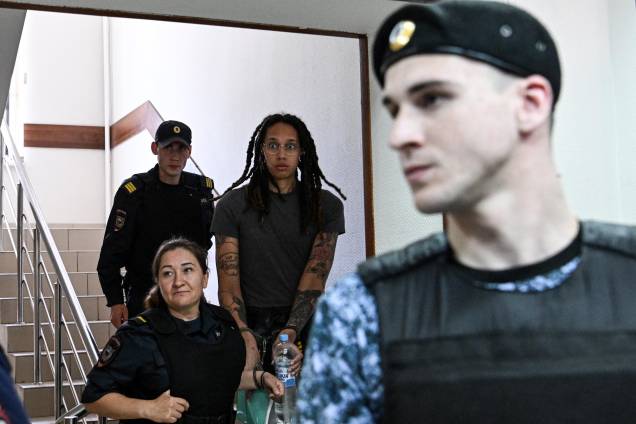 A estrela do basquete da WNBA dos EUA, Brittney Griner, chega a uma audiência no Tribunal Khimki, nos arredores de Moscou, em 27 de junho de 2022. - Griner, duas vezes medalhista de ouro olímpica e campeã da WNBA, foi detida no aeroporto de Moscou em fevereiro sob acusação de levar consigo cartuchos de vape de bagagem com óleo de cannabis, que pode levar a uma sentença de 10 anos de prisão. (Foto de Kirill KUDRYAVTSEV / AFP) A estrela do basquete da WNBA dos EUA, Brittney Griner, chega a uma audiência no Tribunal Khimki, nos arredores de Moscou, em 27 de junho de 2022. - Griner, duas vezes medalhista de ouro olímpica e campeã da WNBA, foi detida no aeroporto de Moscou em fevereiro sob acusação de levar consigo cartuchos de vape de bagagem com óleo de cannabis, que pode levar a uma sentença de 10 anos de prisão. (Foto de Kirill KUDRYAVTSEV / AFP)
