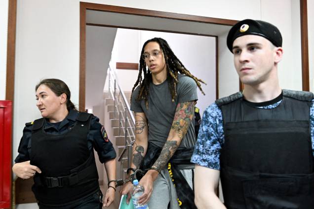 A estrela do basquete da WNBA dos EUA, Brittney Griner, chega a uma audiência no Tribunal Khimki, nos arredores de Moscou, em 27 de junho de 2022. A estrela do basquete da WNBA dos EUA, Brittney Griner, chega a uma audiência no Tribunal Khimki, nos arredores de Moscou, em 27 de junho de 2022.