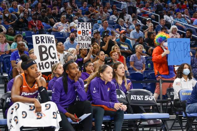 Fãs seguram cartazes Free Brittney Griner durante a primeira metade do jogo da WNBA entre Chicago Sky e Phoenix Mercury na Wintrust Arena em Chicago, Illinois, EUA, 02/07/2022. Fãs seguram cartazes Free Brittney Griner durante a primeira metade do jogo da WNBA entre Chicago Sky e Phoenix Mercury na Wintrust Arena em Chicago, Illinois, EUA, 02/07/2022.