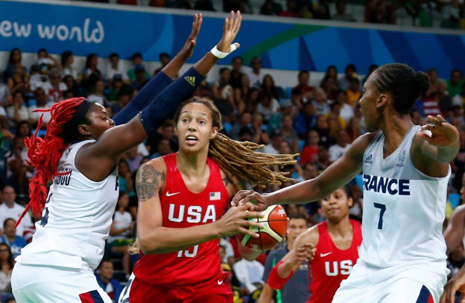 A jogadora dos Estados Unidos Brittney Griner vai à cesta contra a jogadora da França Isabelle Yacoubou na semifinal de basquete no Parque Olímpico do Rio de Janeiro Janeiro, Brasil, 18/08/2016.