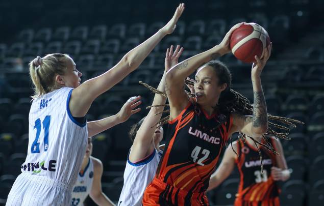Emese Hof (E) de Perfumerias Avenida em ação contra Brittney Griner (R) de Ekaterinburg durante a partida final de basquete da Euroliga Feminina na Volkswagen Arena em Istambul, Turquia, 18/04/2021. Emese Hof (E) de Perfumerias Avenida em ação contra Brittney Griner (R) de Ekaterinburg durante a partida final de basquete da Euroliga Feminina na Volkswagen Arena em Istambul, Turquia, 18/04/2021.