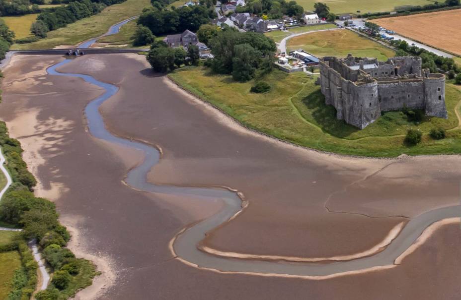 Vista aérea do Rio Carew, que corre ao lado do Castelo de Carew em Pembrokeshire, País de Gales, em 17 de julho. Vista aérea do Rio Carew, que corre ao lado do Castelo de Carew em Pembrokeshire, País de Gales, em 17 de julho.