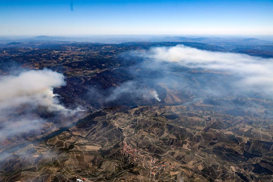 Um incêndio florestal na cidade de Carrazeda de Ansiões, norte de Portugal, 09/07/2022. Um incêndio florestal na cidade de Carrazeda de Ansiões, norte de Portugal, 09/07/2022.