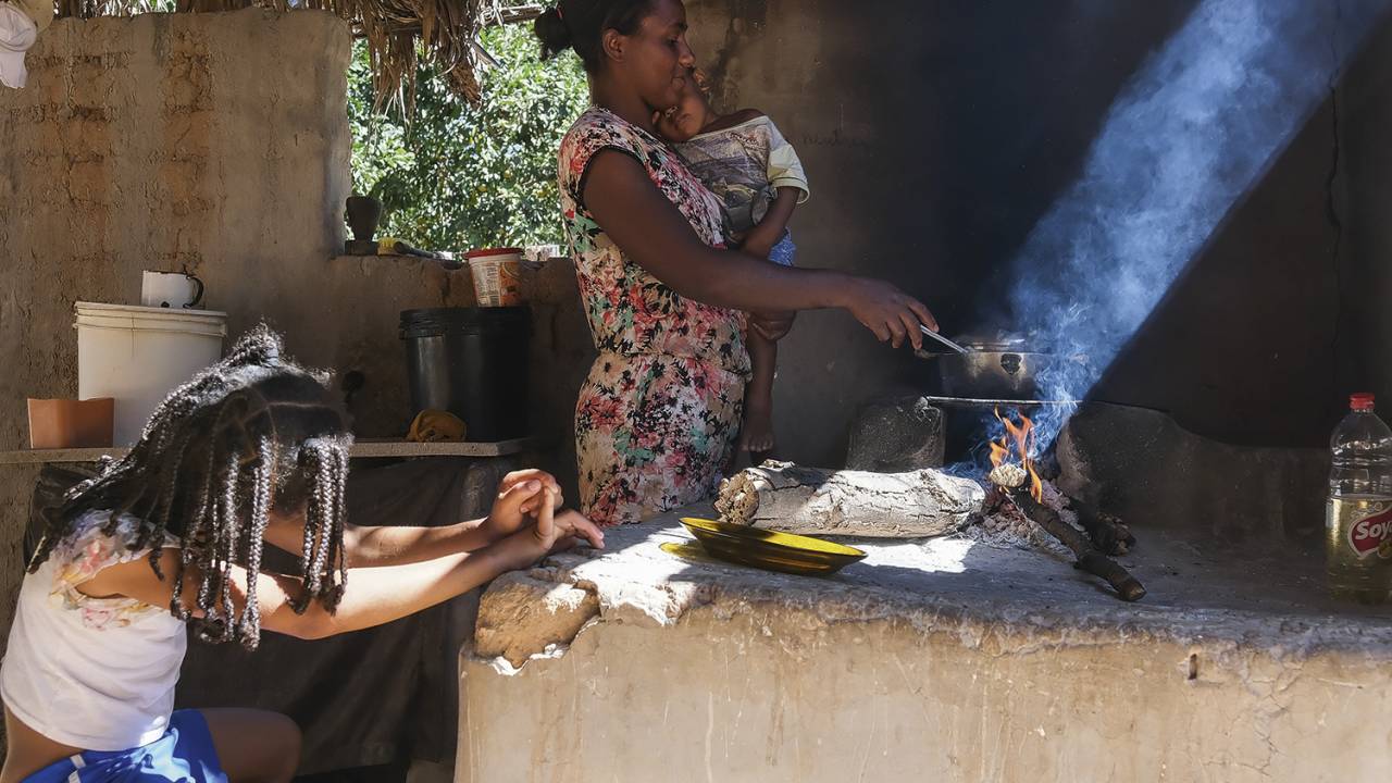 VOLTA AO PASSADO - Janaína Fernandes, 31, em Cavalcante (GO), voltou a priorizar o fogão a lenha devido ao preço do gás. Na zona rural, períodos de chuva excessiva e de seca estragaram os cultivos e a pandemia afetou a renda -