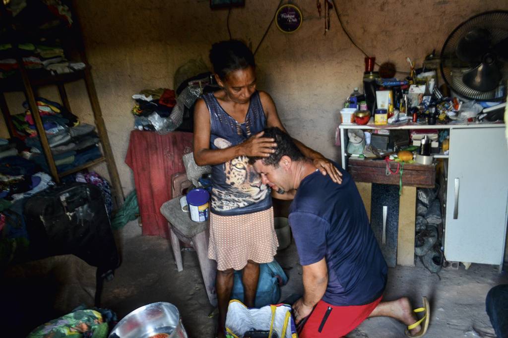 CAXIAS-MARANHAO-DSC_9223.jpg HUMILHAÇÃO - Alex Pereira da Silva, 36 anos, e a mulher, Maria Francisca de Souza, 50. Ex-sushiman e pizzaiolo em SP, ele se mudou para Caxias (MA), ficou sem emprego e sobrevive catando comida e objetos no lixão -