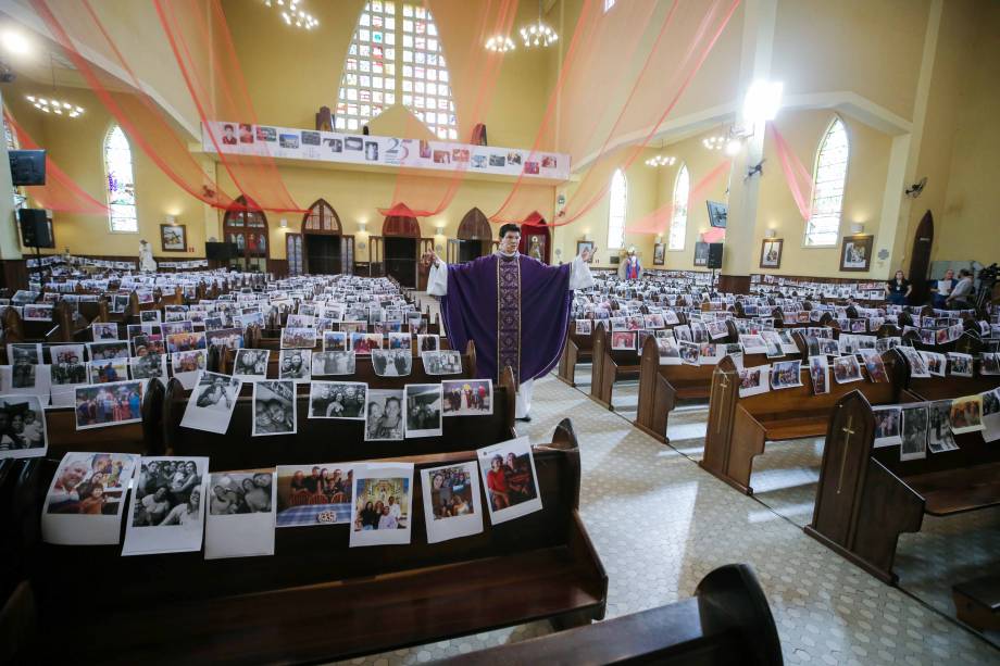 O padre Reginaldo Manzotti realiza uma missa, transmitida ao vivo pela TV, com fotos dos fiéis nos bancos da igreja, no Santuário de Nossa Senhora de Guadalupe, durante o surto da doença por coronavírus (COVID-19) em Curitiba, Brasil, 2121/03/2020.