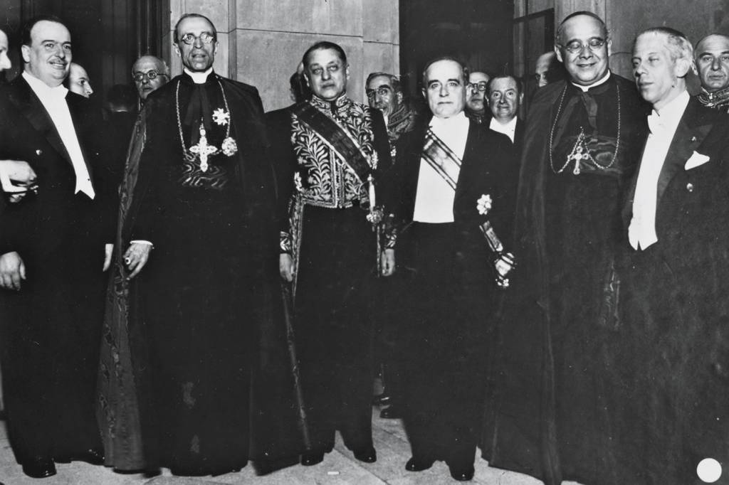 Correio_da_Manhã_AN_446.jpg NO BRASIL - Getúlio Vargas e Eugenio Pacelli (no centro): visita oficial em 1934 -